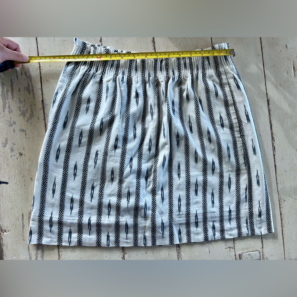 J Crew super cute and comfortable skirt w elastic band. Mid thigh length.